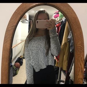 Hollister- grey/white knitted sweater (cropped)